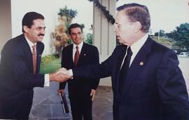 Fotografía de Jorge Sauma Aguilar, gerente general de la Corporación Bananera Nacional, estrechan...