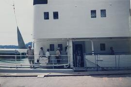 Fotografía de grupo de personas en un barco