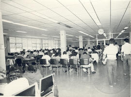 Fotografía con la imagen de las salas de estudio de la Biblioteca Carlos Monge Alfaro de la Unive...