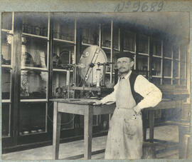 Fotografía en albun del laboratorio del Liceo de Costa Rica. . Se observa un asistente, el equipo...