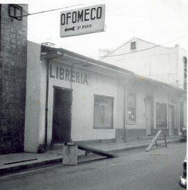 Fotografía del frente del edificio de la Librería Latina, situado en avenidas 0 y 2, calle 7, ace...