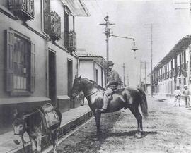 Fotografía de la Avenida Central hacia el oeste, en el cruce con la Calle 3. En primer plano, se ...