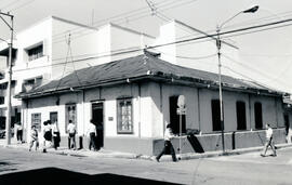 Fotografía de una casa de habitación, situada en avenida 4 calle 11, costado sureste de la Iglesi...