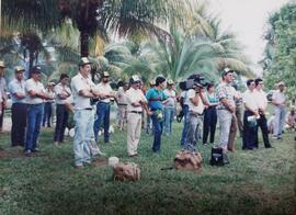 Fotografía de un grupo de hombres prestando atención a la inauguración de los laboratorios de aná...