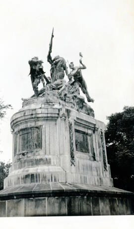 Fotografías del monumento en honor a los héroes de la campaña de 1856-57. Parque Nacional, San Jo...