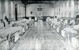 Fotografía con la imagen de la sala de mujeres del Hospital San Juan de Dios. Se observa el vestu...