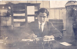 Fotografía con la imagen del señor Hector Johnson, telegrafista suPerúumerario de la Oficina Cent...