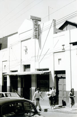 Fotografía de algunos edificios ocupados por varios locales comerciales, situados en la calle 4, ...