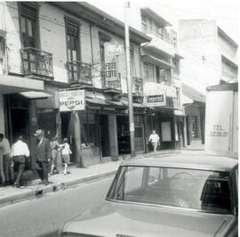 Fotografía de los edificios de Viña del Morazán y el del Bar Tico. Situados en avenida 3, calles ...