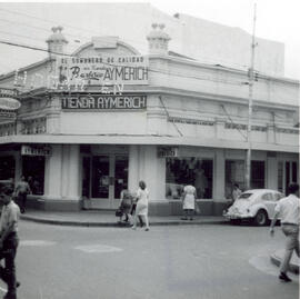 Fotografía del edificio de la Tienda Aymerich, situado en avenida 0, calle 0, esquina noroeste Sa...