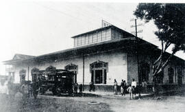 Fotografía del edificio del Comercio W. Steinvorth ubicado en una esquina de la avenida principal...