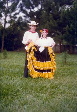 Fotografía de Sara Alfaro Espinoza y Víctor Julio Murillo, pareja de grupo de bailes folclóricos ...