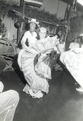 Fotografía de un pasaje de un baile típico a cargo del grupo de baile del Archivo Nacional, en fi...