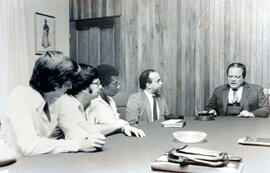 Fotografía con la imagen de una reunión del Presidente de la República don Luis Alberto Monge Álv...