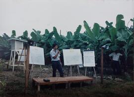 Fotografía de un hombre realizando una charla o exposición en la inauguración de los laboratorios...