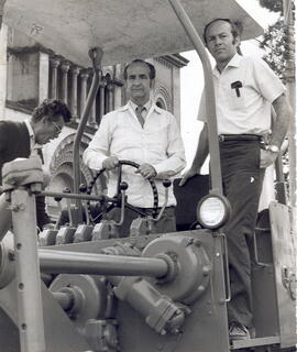 Fotografía de la entrega de maquinaria en San Ramón, por el presidente de la República José Figue...