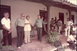 Fotografía de Alberto Cañas durante la grabación de un videofilme