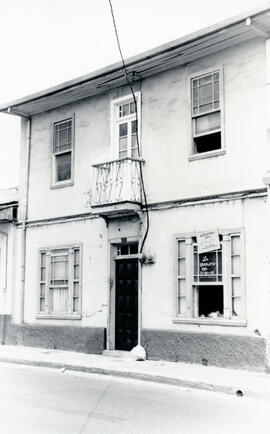 Fotografía de una residencia antigua, hoy día negocio, ubicada en avenida 7, calles 1-3, acera No...