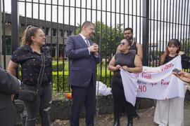 Fotografías del Presidente de la República, Rodrigo Chaves Robles, dialogando con un grupo de per...