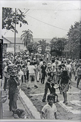 Fotografía de fiestas populares en Barva de Heredia. Se observan payasos