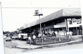 Fotografía del edificio del Supermercado Palí, ubicado 300 metros al sur de la esquina suroeste d...