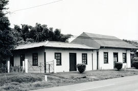 Fotografía de una casa de habitación Perteneciente a los hermanos Alfaro González en Río Segundo ...