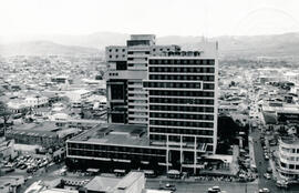 Fotografía del edificio de la Caja Costarricense de Seguro Social. Vista de la avenida segunda, c...