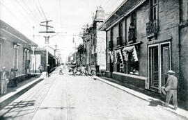Fotografía de la Avenida Central en San José en 1909. Se observa la línea del tren que recorre to...