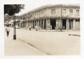 Fotografías del antiguo y actual edificio Ingianna Rosito, situado en un eje tipo bulevar que com...