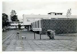 Fotografía con la imagen del edificio de la Facultad de Microbiología de la Universidad de Costa ...
