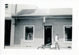 Fotografía de la Farmacia Quirós, situada en calles 3 y 5, avenida 3. Vista de frente. San José, ...