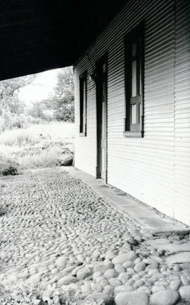 Fotografía del corredor en forma de piedra redonda o de río en la casa de habitación de la famili...