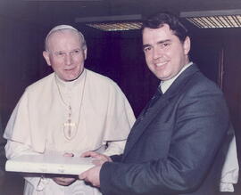 Fotografía del poeta costarricense Laureano Albán con su Santidad el Papa Juan Pablo II Vaticano
