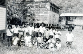 Fotografía de un grupo de niños de una escuela de una comunidad indígena San José