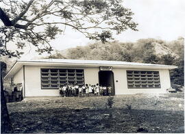 Fotografía del frente del edificio de la Escuela Arizona de Abangares. , Guanacaste