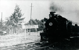 Fotografía de la locomotora número 54 halando un tren a través de la línea continental en El Alto...