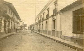 Fotografía de la calle 2 hacia el sur. A la derecha costado este del Palacio Nacional y antigua c...