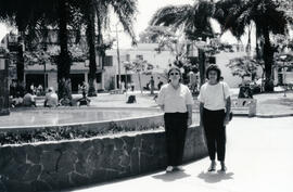 Fotografía de las funcionarias del Archivo Nacional Ana V. García De B. Jefe Departamento Documen...