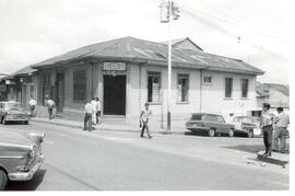 Fotografía del edificio del taller de Grabado Solís. Situado en avenida 3, calle 4. Edificio esqu...