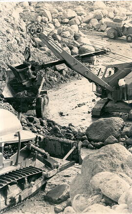 Fotografía de la extracción de material del Río Reventazón con maquinaria del Ministerio de Obras...