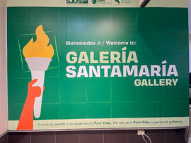 Fotografías de la inauguración de la "Galería Santamaría", en el pasillo del área de ll...
