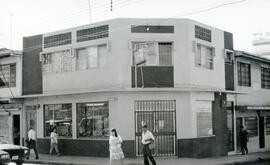 Fotografía del edificio ocupado por la zapatería Uladi y Guitarras Ricardo Mora, ubicado en aveni...