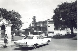 Fotografía del edificio del Restaurante PicColóna, situado en avenida 7, calle 11. Vista por la e...
