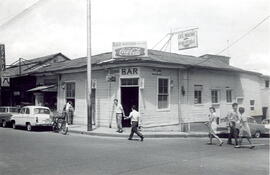 Fotografía del edificio del Bar y Café Moderno, situado en avenida 6, calle 2, esquina suroeste S...