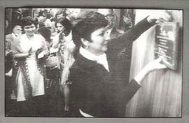 Fotografía de Carmen Naranjo Coto colocando una placa, cuando se cumplieron 100 funciones de la o...