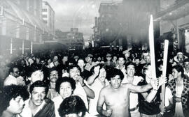 Fotografía con la imagen de vendedores ambulantes en actitud violenta al verse obligados a trasla...