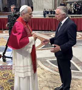 Fotografías del saludo del canciller Arnoldo André Tinoco a Su Santidad el Papa León XIV, durante...