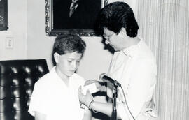 Fotografía de Luz Alba Chacón León, Directora General del Archivo Nacional , colocando un gafete ...