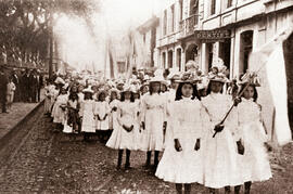 Contactos con imágenes Desfile de señoritas vestidas de blanco en actos del 15 de setiembre de 18...
