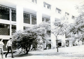 Fotografía con la imagen del edificio de la Facultad de Ciencias Sociales de la Universidad de Co...
